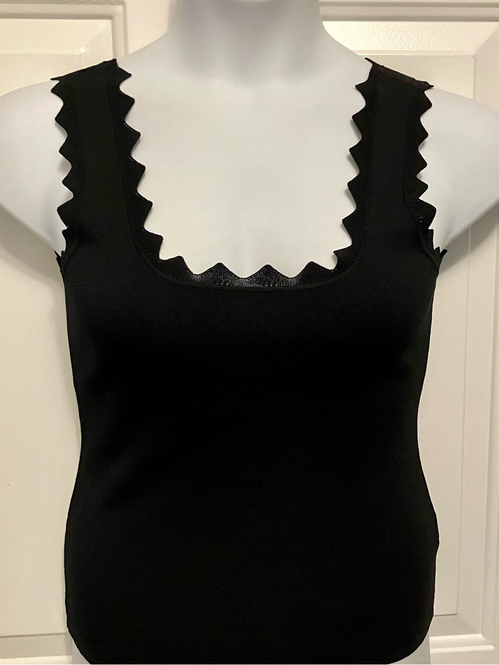 Tuckernuck Sz M Black Scallop-Edge Tank Top Women’s